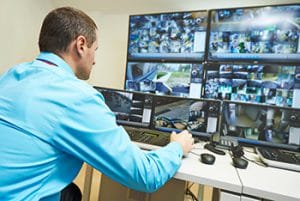 Agent de sécurité surveillant le système de sécurité de surveillance vidéo